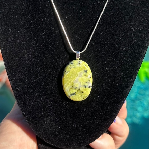 lizardite pendant with sterling silver chain - Picture 2 of 7